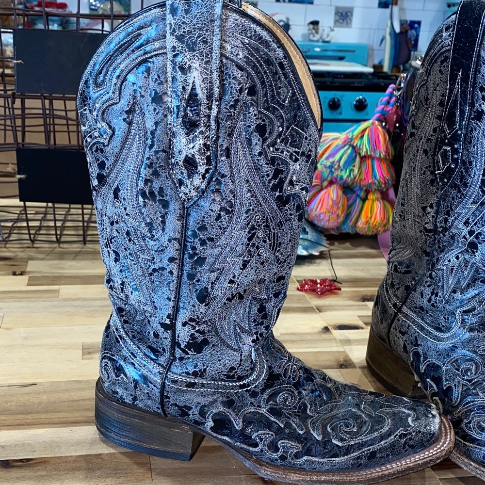 Vintage Corral boots Black with distressing and Lizard inlay - Picture 4 of 14